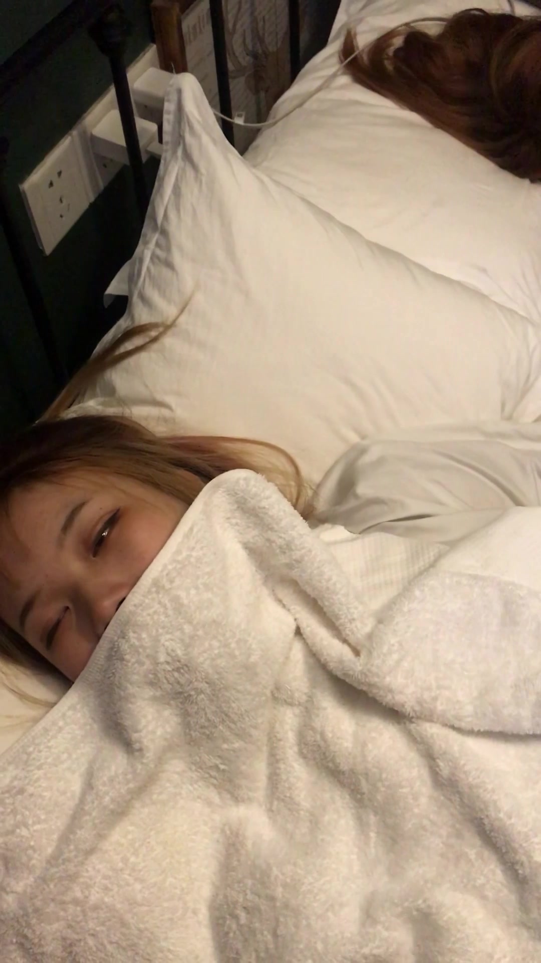 MJ迷倒01年可爱妹子跟她闺蜜玩脸 翻眼 玩脚，乳头粉嫩，青春胴体