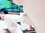 乖巧小可爱的雪妃 ，性感白色丝袜好诱惑，跟直男互口舒服得很 喷血哦！！