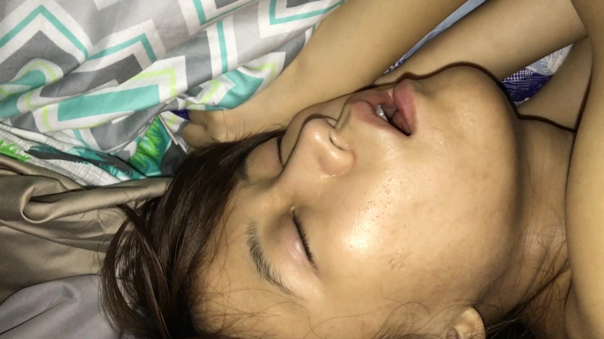 迷晕来自不同推销部门的4个销售人员，身材棒，插入良家的肉穴真实刺激