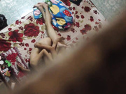 猥琐房东偷拍性感漂亮的小美女下班回来洗完澡被男友拉到床上各种姿势狠狠抽插,男的真猛连干3次美女捂着嘴强忍着淫叫
