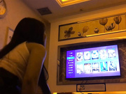 艺校性感短裙美女和网友吃过饭后到足疗店包厢等技师来时就被男的掀开短裙干,又到酒店继续操,逼紧水汪,真能叫!