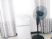 骚妈激情演绎勾搭午睡的儿子，掀开被子撸他鸡巴，小伙子年轻气盛直接草上了，多种体位抽插骚妈叫的好淫荡
