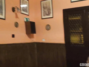 太开放了双胞胎姐妹餐厅吃饭搭讪对面桌白发老大爷来到没有顾客的房间啪啪姐妹俩换着搞后被客人和服务员发现被赶走
