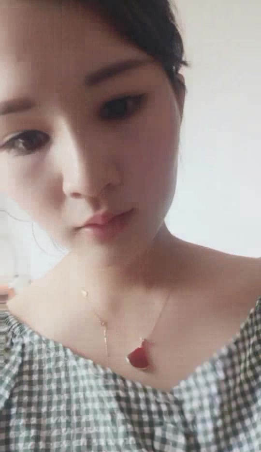 有几分姿色的美女主播打入美容院做学徒趁人不备偷拍师傅帮女顾客推胸保健没人的时候自己玩逼