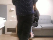 眼镜男1500元约操时尚性感颜值高美女啪啪,都脱光准备干了,因为男的要亲嘴美女不同意要退他1000元走,男的非