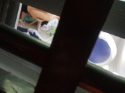 假装回家偷偷跑去偷看女友闺蜜洗澡奶子又大逼毛又多
