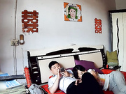 小伙娶带倆孩子的少妇 少妇很骚摆弄鸡巴倆孩子进新房观看