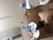 炙热如火的夏天加上我青春期躁动不已的心。每天晚上都偷窥妈妈和姐姐打手枪，奶子都挺大