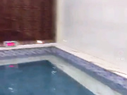 VIP直播极品白子涵在浴场偷拍别的女人洗澡 可惜当时太晚没人