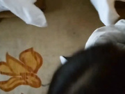 土豪酒店各种花招玩稚嫩漂亮的大学干女儿,电动机器炮都用上了,妹子被折磨的一次次高潮,操完后还把她B毛给刮了!国语淫荡对白！