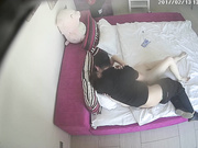 情景有些搞笑的水滴摄像头偷拍样子猥琐的四眼仔让大奶女友给他口被拒绝要后人报复对白清晰