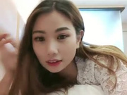 高颜值妹子约炮大屌大叔足交口交，沙发翘屁股抖动扣弄呻吟娇喘，苗条身材揉搓奶子非常诱人