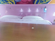 蒙猪眼农民工小哥泡了个一块工作少妇情趣酒店开房啪啪人家还没满足小哥就射了再没法搞硬了