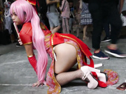 上海漫展COSPLAY 二次元妹子摆PS被TP裙底 小内内没有罩住 貌似刮了毛毛 1080P高清原版