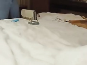 眼镜男约了个少妇酒店TP玩弄，换上学生制服黑丝舔逼扣弄口交不啪啪，手指快速摩擦非常诱人