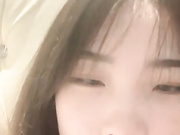 长相清纯火辣身材巨乳妹子酒店3P啪啪，黑丝口交猛操晃动大奶给摄影小哥口交，后入大屁股