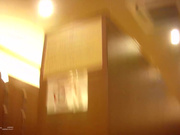 专业盗站新流出女偷拍客潜入洗浴中心更衣室近距离偷拍几个年轻裸体