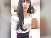 国产CD系列伪娘胡玥枫性感黑丝包臀裙在阳台被土豪激烈后入操到射
