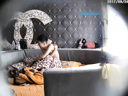 香奈儿酒店时尚潮男潮女开房啪啪啪男的瘦小像麻杆一样纹身挺屌不知道能不能满足这漂亮妹纸呻吟声动听