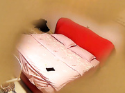 网红脸气质长发美女提前开好房间藏起来和男玩捉迷藏,找到后直接扒掉她裤子干她,闲不过瘾自己做上面快速摇摆
