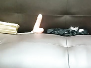 长相清纯的小妞露脸诱惑跳弹塞逼里还自己玩阴蒂，道具插入骚逼浪叫，奶子很大皮肤很白，精彩不要错过