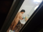 偷拍楼下邻居少妇洗澡奶头粉粉的真大