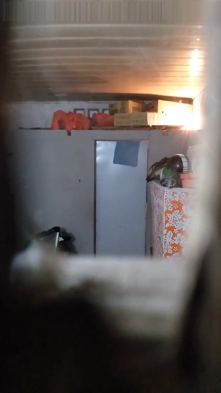 城中村出租屋窗口拍攝到的兩個身材不錯的妹子沐浴更衣 貌似眼鏡妹子身材太惹火了～720P高清原版