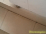 沟厕偷拍学妹粉嫩的鲍鱼被发现了 这个表情太有趣 还是赶紧溜