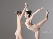 Hegre唯美大作极品芭蕾舞美女姐妹花全裸展示各种高难度动作