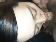 大眼睛学院美女大学生与男友激情吹吸舔的功夫了得深喉到干呕说我差点吐刺激颜射射了好多