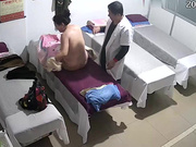 中医按摩养生馆丰满大奶熟女骗丈夫去按摩却享受猥琐老中医舔逼扒光啪啪服务肏了3次过足了瘾