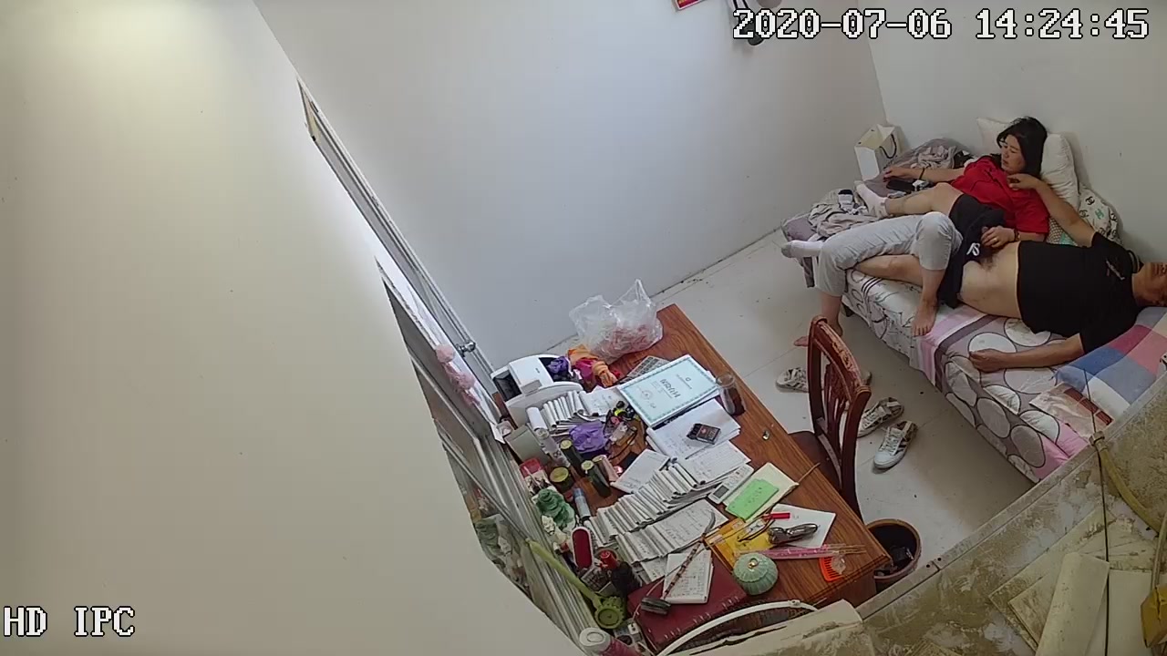 2020年学校监控被黑偸拍女老师在值班休息室批改作业与校领导搞破鞋主动掏J8撸硬趴桌子上后入内射事后很开心