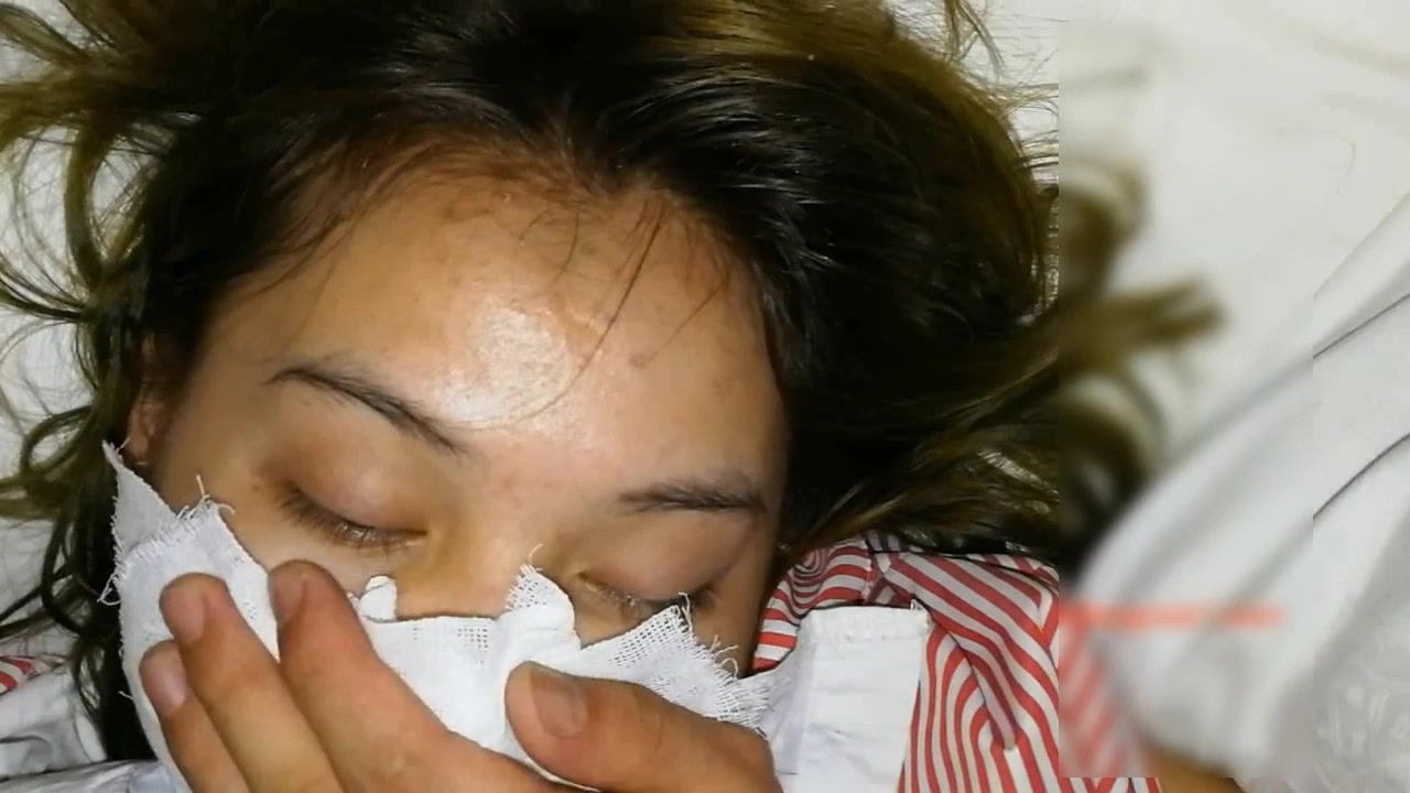 【全網推薦】醫院98年性感漂亮的美女小護士不慎被同事灌醉帶到酒店盡情玩弄啪啪 中途還給美女換了雙絲襪 720P高清原版