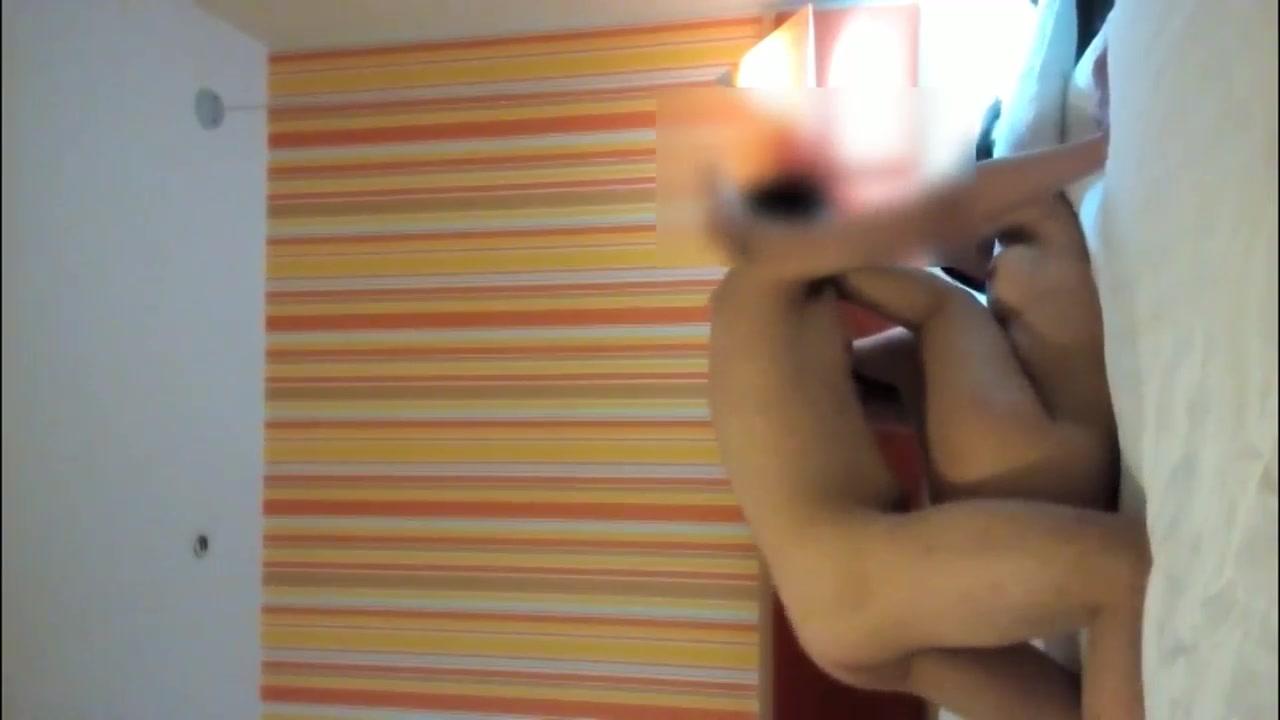 90后性感美乳苗条美女被提前偷吃性药的情人不间断的爆操,房间充满了淫声浪语,美女都被干瘫了!