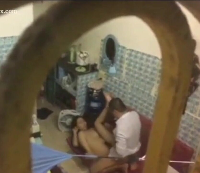 窗外偷窥工友强子哥和他媳妇啪啪这骚货还真臭美干着还照镜子