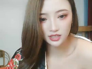 高顏值長發妹子鏡頭前現場表演洗澡 道具插逼自慰 呻吟淫水泛濫 逼逼得被玩腫了 對白淫蕩