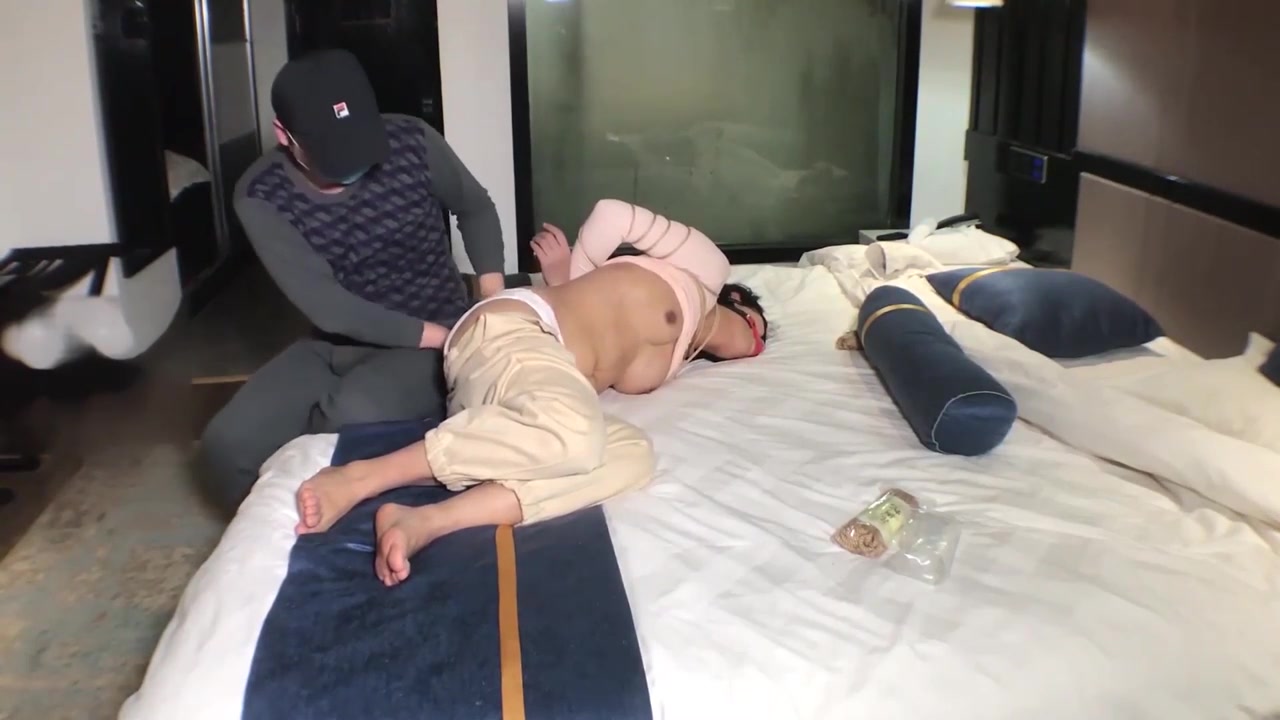 内涵捆绑精品系列之〖可怜枕边人〗 丰乳肥臀小姐姐按摩棒调教到不停出水 无套爆操射满一嘴的牛奶