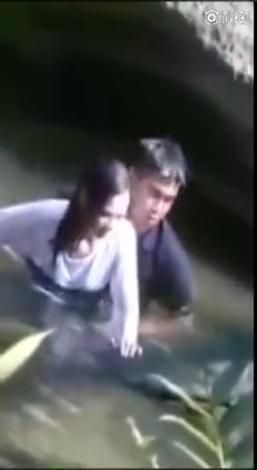 美女落水，男子水下强奸
