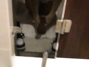微博红人饲育系少女X公共卫生间露出自拍收费视频4V 开裆肉丝玩假屌自慰无毛逼3