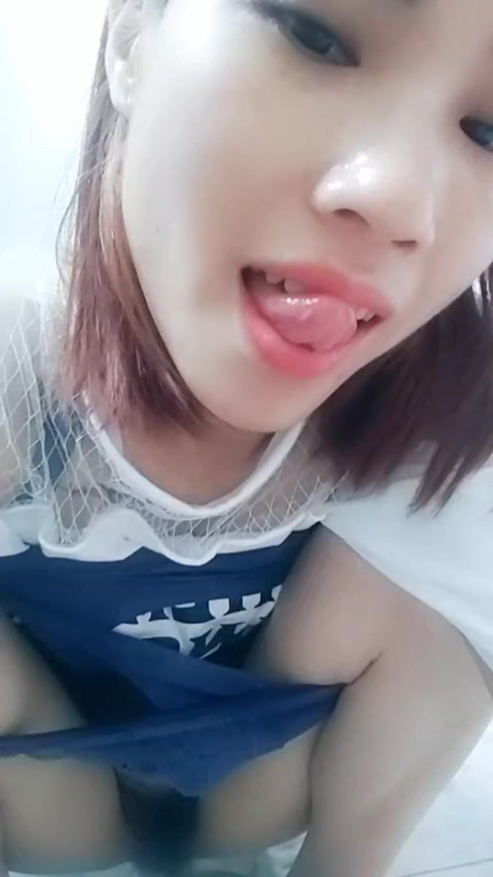 美女厕所摸逼.mp4