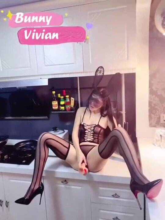 反差婊网红【爱丝袜Vivian姐】最新定制视频-性感厨娘 爆裂黑丝厨房激烈性爱