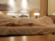 《女子養生SPA》私密保健會所現場直播漂亮氣質少婦帶著水果來找帥氣男技師全身推油SPA按摩 受不了爽到啪啪才能瀉火 國語對白