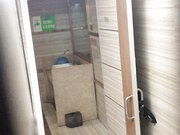 年轻少妇上完厕所就去唱歌