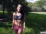 Jogger Alissa Avini 被 Peter Green 在班车上爆操