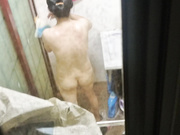 偷看楼上年轻美女洗澡