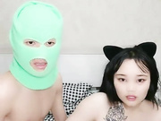 胸前纹身大奶萌妹子翘起大白屁股趴在桌子上后入多种姿势