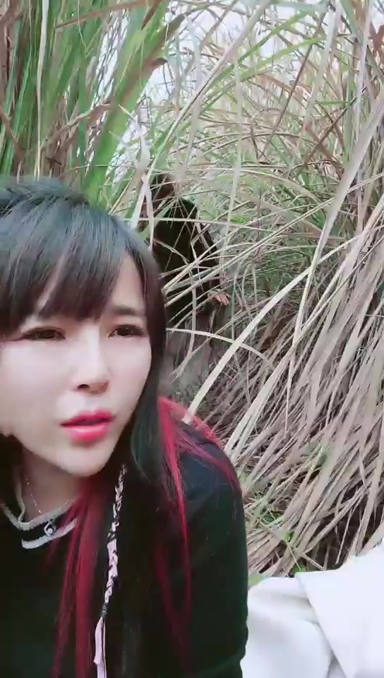 剧情演绎两个少妇忽悠小哥去爬山驾车野外双飞地上铺上垫子开操