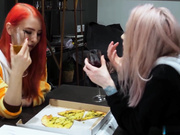 女孩第一次尝试了女同和朋友们开启了性爱狂欢