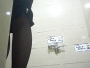 商场厕拍系列 笑起来很甜的黑丝美女服务员尿完后很认真的对着镜子看逼