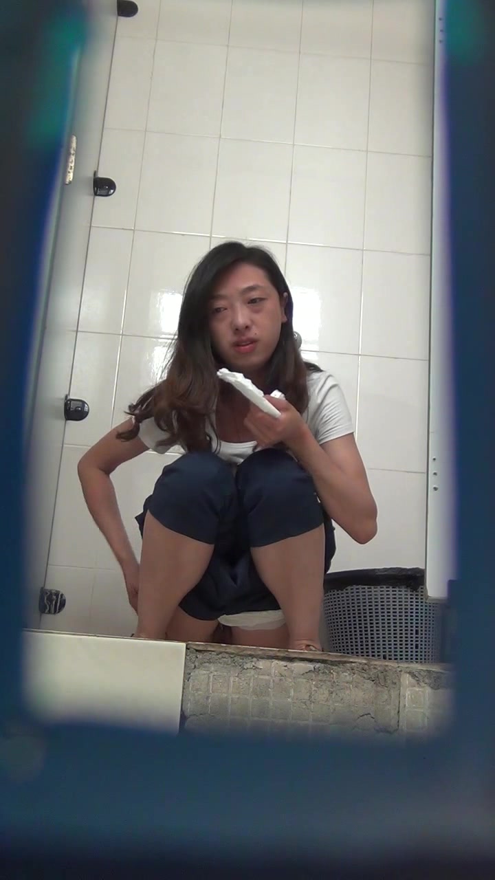 商场排队厕拍系列33 圆圆的眼镜妹子看起来真可爱